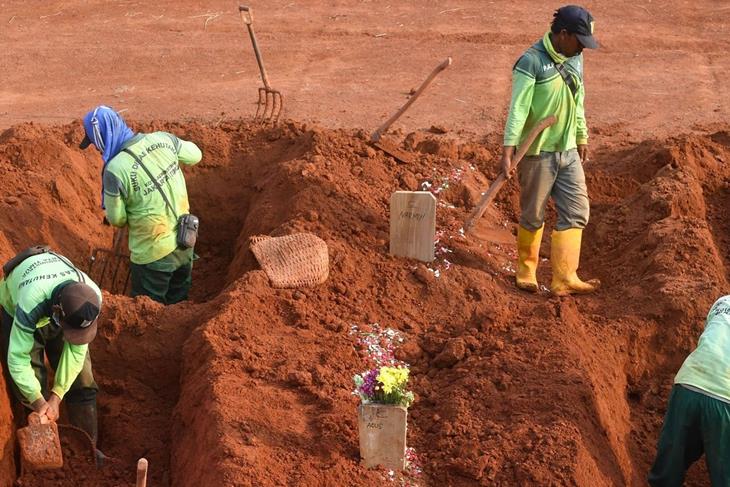 Indonesia punishes people who don't wear masks by forcing them to dig graves for Covid-19 dead