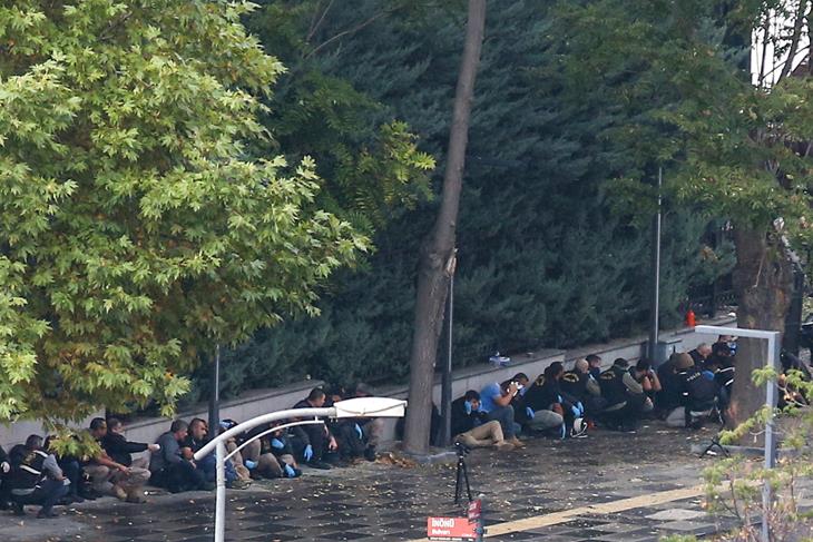 Attackers set off bomb at Turkish government building