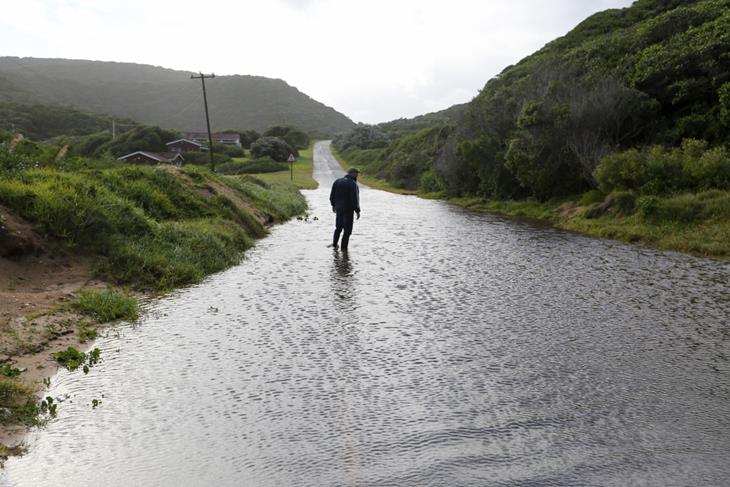 SCHOLAR TRANSPORT SWEPT AWAY BY FLOODWATER IN EASTERN CAPE, 3 PUPILS RESCUED<br/>SCHOLAR TRANSPORT SWEPT AWAY BY FLOODWATER IN EASTERN CAPE, 3 PUPILS RESCUED<br/>SCHOLAR TRANSPORT SWEPT AWAY BY FLOODWATER IN EASTERN CAPE, 3 PUPILS RESCUED