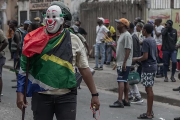 Crowd of 50 beats foreigner to death in South Africa<br/>Crowd of 50 beats foreigner to death in South Africa<br/>Crowd of 50 beats foreigner to death in South Africa